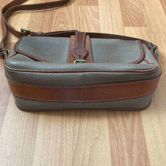 Vintage Dooney Bourke Distressed Pebble Leather Crossbody Bag Taupe British Tan - Picture 5 of 11